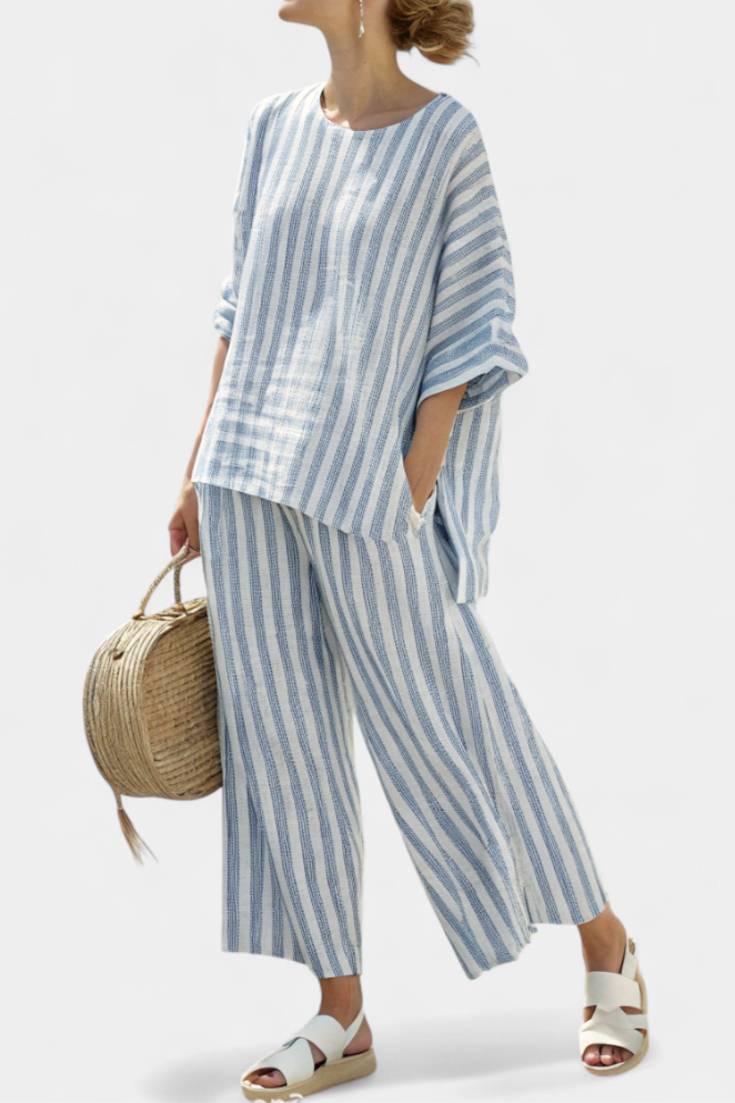 Federica — Top sofisticado de lino con rayas azules y pantalones relajados